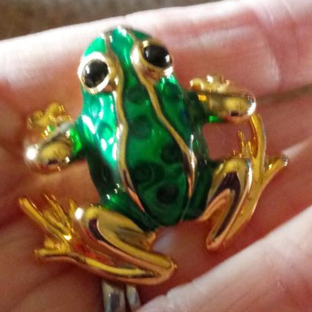 Vintage Frog Pin Green enameled YG Color Metal